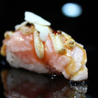72.Nigiri de salmon con almendras (2u)