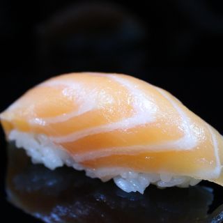 70.Nigiri de salmon (2u)