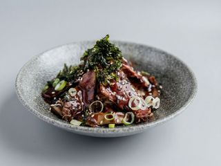 Donburi de pluma ibérica marinada en soja y vino dulce