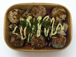 Albóndigas de quinoa y hummus de remolacha