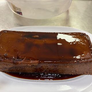 Porción de flan de chocolate