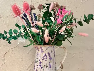 Jarra con flores preservadas