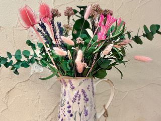 Jarra con flores preservadas