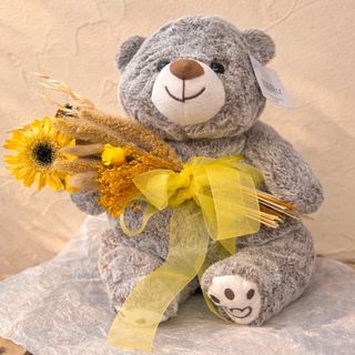 Oso grande con flores preservadas