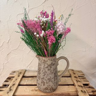 Jarra marrón con flores preservadas