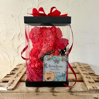 Oso floral con rosa preservada y bombones