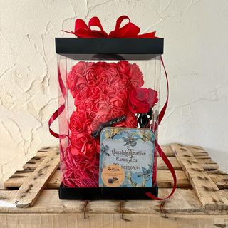 Oso floral con rosa preservada y bombones