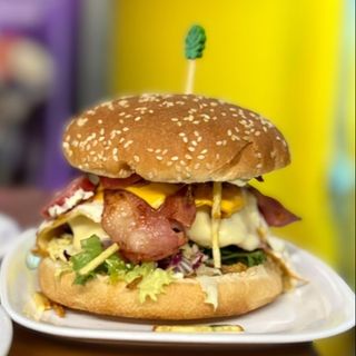 Hamburguesa bacon y huevo acomp. Patatas