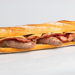 BOCADILLO DE SALCHICHAS CON QUESO