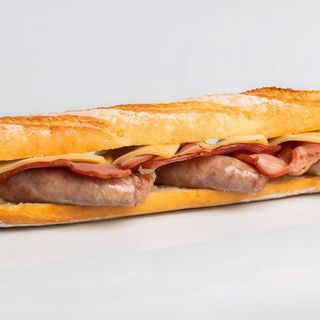 BOCADILLO DE SALCHICHAS CON QUESO