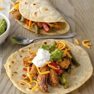 1 Nachos guacamole, 1 chicken fajita, lata cocacola
