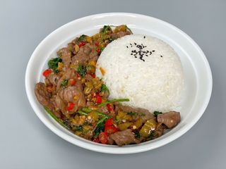 arroz blanco con ternera ,verduras y salsa de ostra