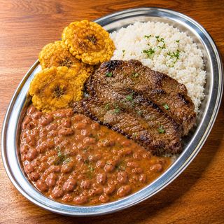 Arroz con menestra y carne frita 
