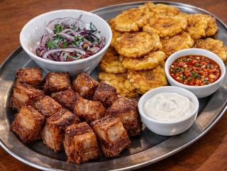 Chicharrones Crujientes+Patacones + Cocacola 1,5L