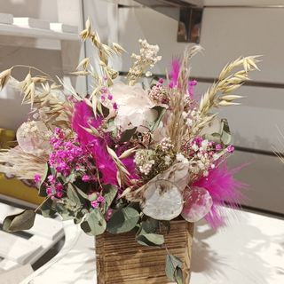 Caja pequeña con flores secas y preservadas