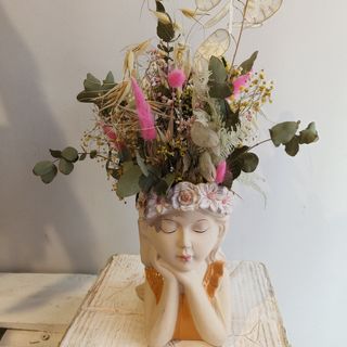 Mujer flores secas