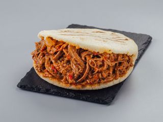 Arepa carne mechada