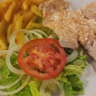 Vueltas de solomillo de cerdo con papas y ensalada