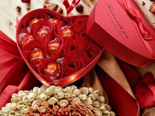 Caja de 8 Bombones Roja Lindt y 7 Rosas de papel