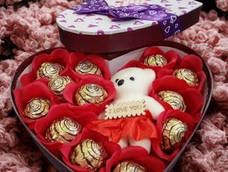 Cajita Malva con 12 Bombones y un Osito