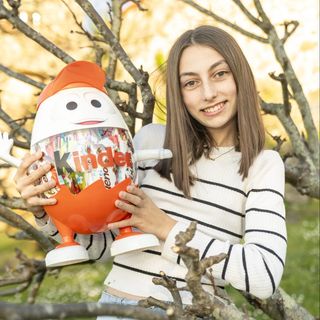Ovo de Pascua en Moneco Kinder / Huevo de Pascua en Muñeco Kinder