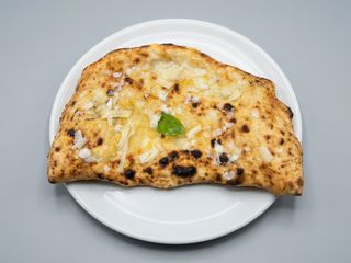 Calzone quattro formaggi al forno