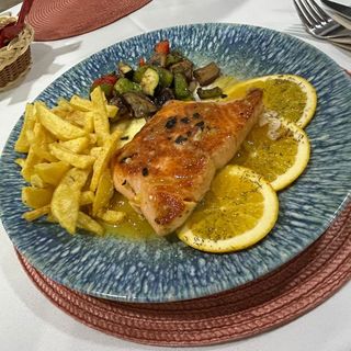 Salmón plancha con salsa naranja