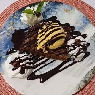 Brownie con helado de vainilla