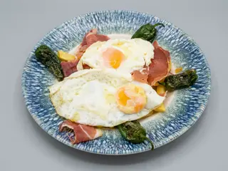 Huevos rotos con chorizo picante
