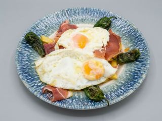 Huevos rotos con chorizo picante