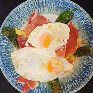 Huevos rotos con chorizo picante