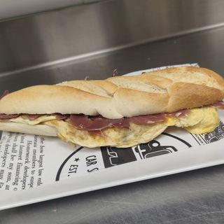 BOCADILLO TORTILLA FRANCESA CON JAMON SERRANO