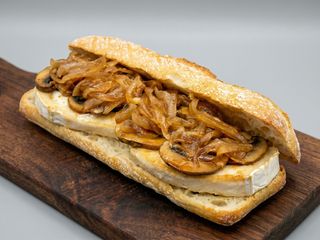 BOCADILLO A LA PLANCHA/EMPANADA CON QUESO DE CABRA, CEBOLLA CARAMELIZADA Y BBQ