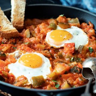 PISTO CON HUEVOS Y PATATAS