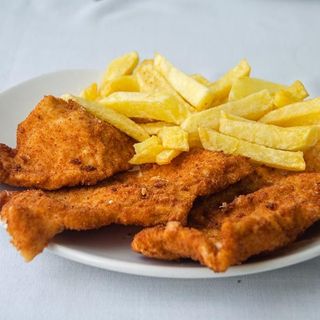 PECHUGA CON PATATS Y HUEVOS