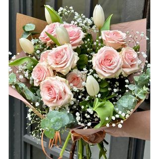 Ramo spray rosas con tulipanes