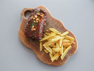 Costillas de cerdo con salsa barbacoa y cacahuetes