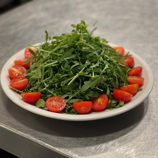 Rúcula y tomates cherry