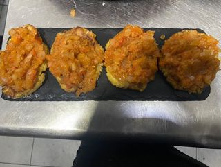 Tostones con ahogado de tomates y cebolla