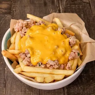 Patatine con salsiccia e cheddar