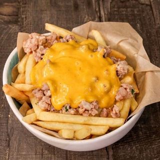 Patatine con salsiccia e cheddar