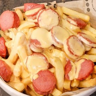 PATATINE FRITTE CON WURSTEL E CHEDDAR