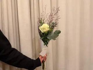 Rosa blanca decorada San Valentín
