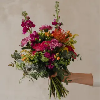 Ramo variado en colores fucsias y naranjas especial día de la madre en caja