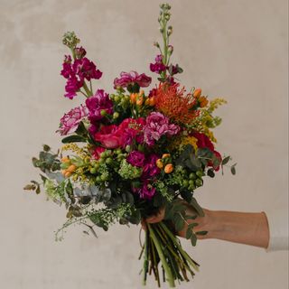 Ramo variado en colores fucsias y naranjas especial día de la madre en caja