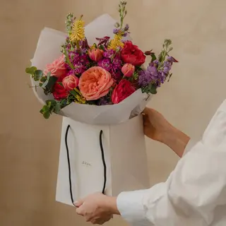 Ramo variado de Rosas inglesas especial día de la Madre en caja