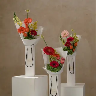 Ramo de flores variadas en caja y jarrón especial día de la madre