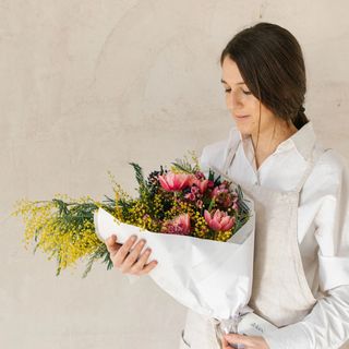 Ramo de flores de mimosa y tulipanes fucsias, especial día de la mujer - M