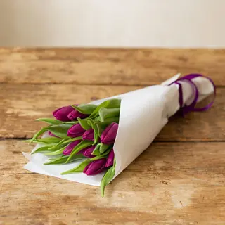 Ramo de tulipanes violetas 8 tallos, especial día de la mujer