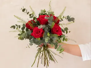 Ramo de rosas rojas y eucalipto especial San Valentín. 6 rosas